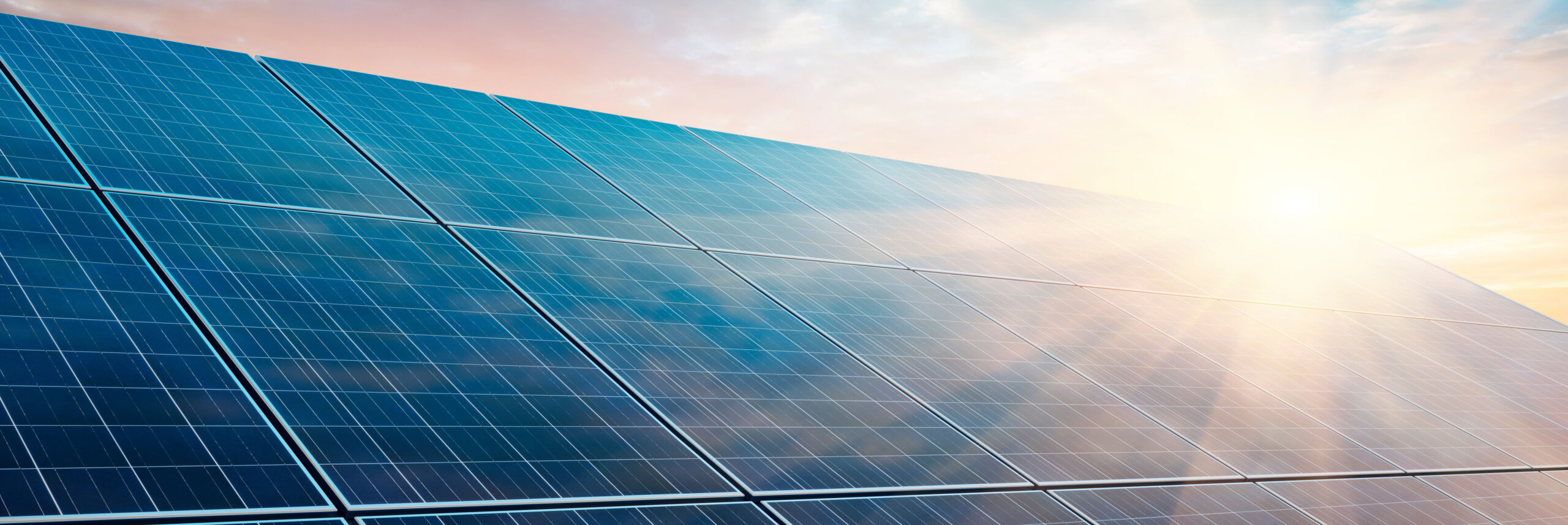 Photovoltaikanlage vor Sonnenuntergang