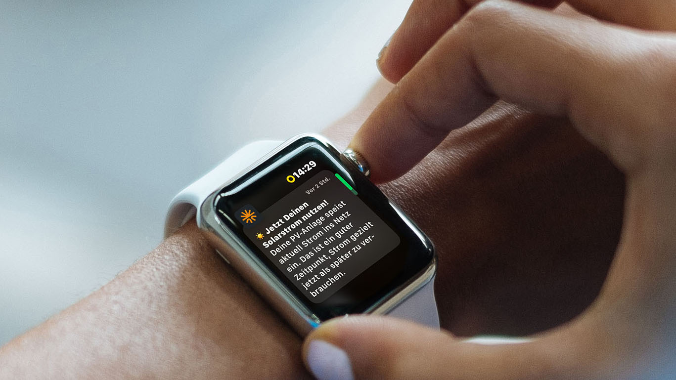 Push-Nachricht aus der Solaranlagen-App erscheint auf einer Smartwatch