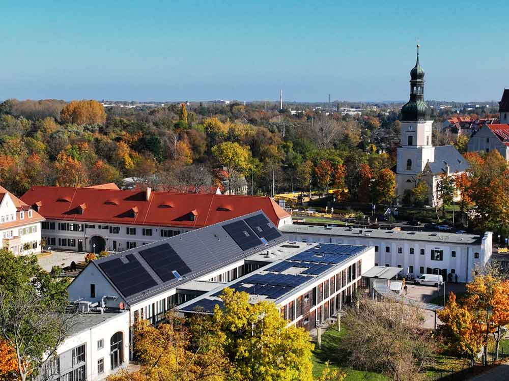 PV-Großanlage auf dem Dach der Förderschule Schloss Schönefeld
