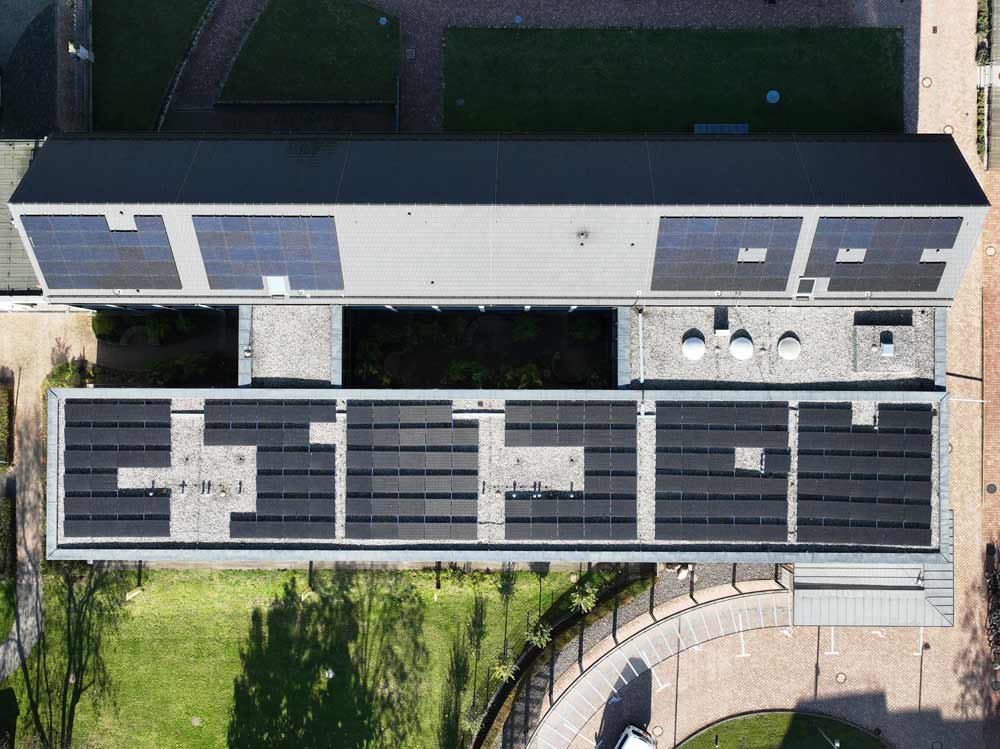 PV-Großanlage auf dem Dach der Förderschule Schloss Schönefeld, Blick von oben auf die PV-Anlage